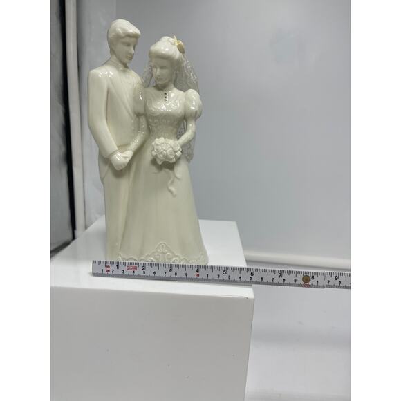 San Francisco Music Box White Porcelain Bride Groom Figurine Plays Wedding March - Picture 7 of 8